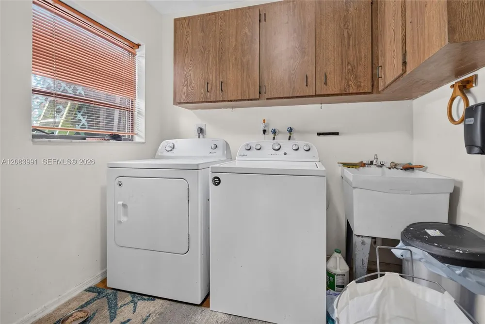 9880 SW 1st St, Plantation, FL 33324