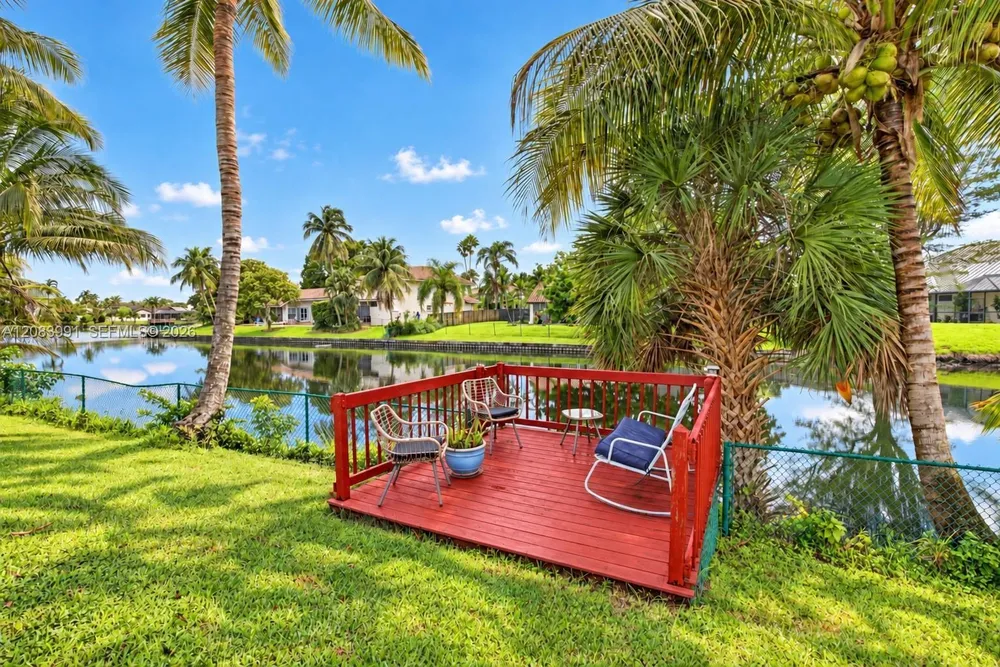 9880 SW 1st St, Plantation, FL 33324