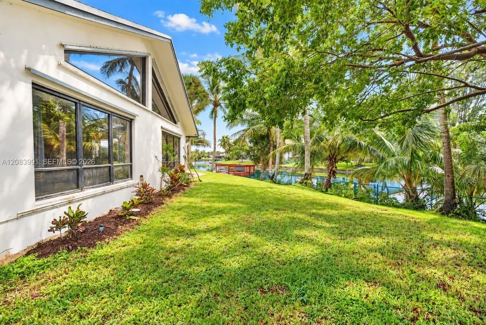 9880 SW 1st St, Plantation, FL 33324