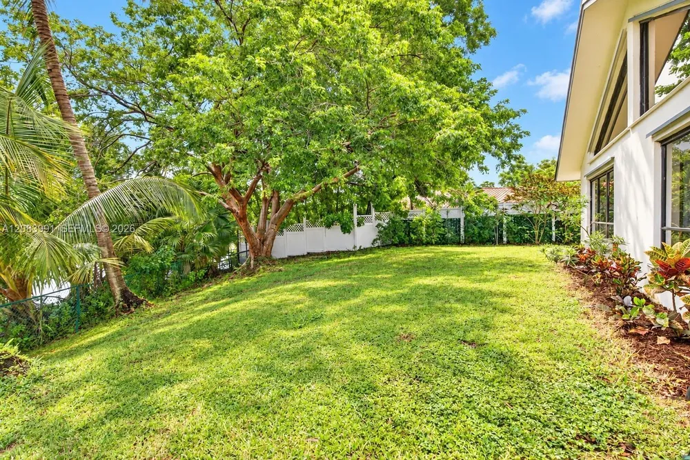 9880 SW 1st St, Plantation, FL 33324