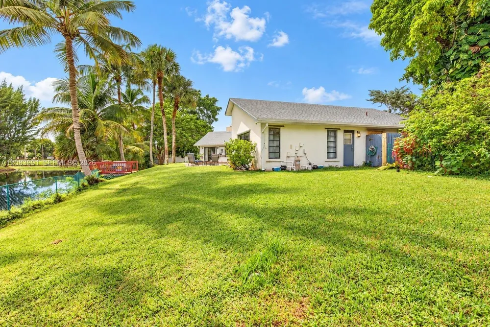 9880 SW 1st St, Plantation, FL 33324