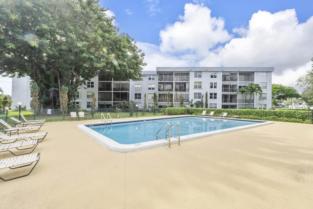 113 Royal Park Dr, Oakland Park, FL 33309