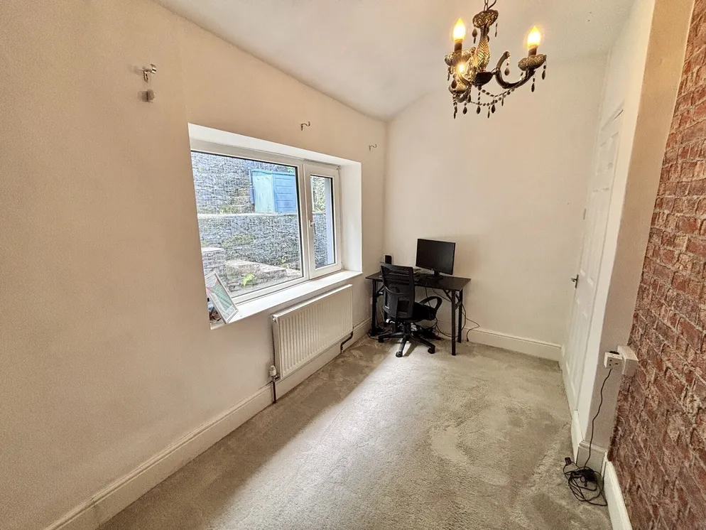 Property carousel item 18