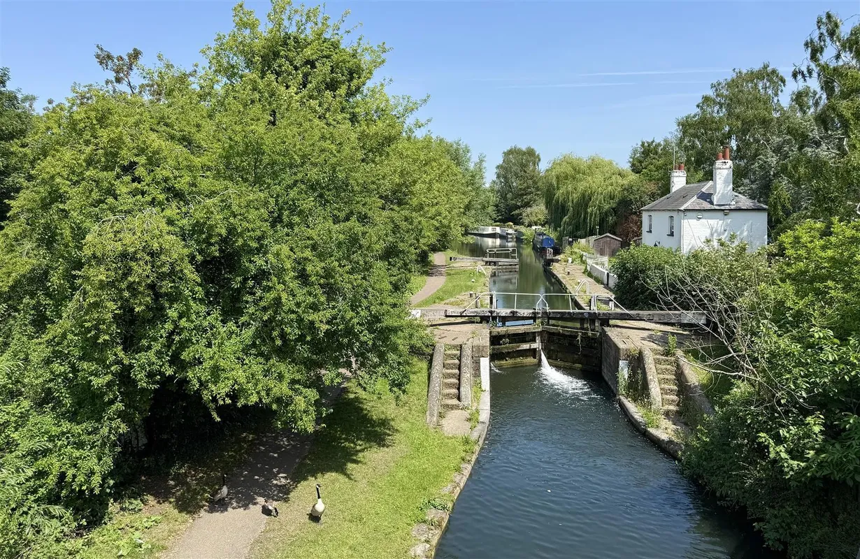 Pinnacle House, Kings Langley