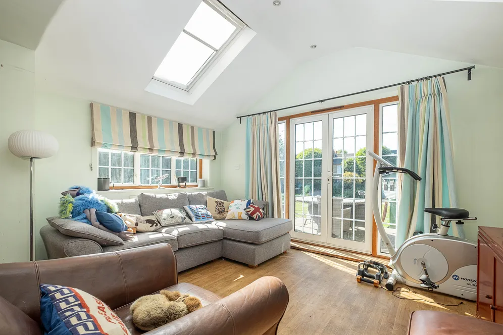 Saxonbury Gardens, Surbiton, KT6 photo 4