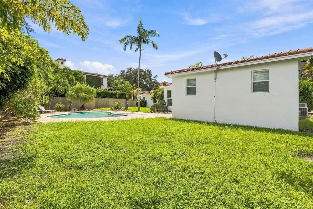2317 NE 12th St, Fort Lauderdale, FL 33304