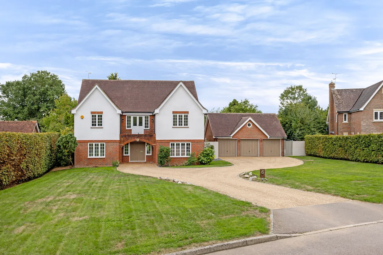 Oakland Close, Horsham, RH13 photo 1