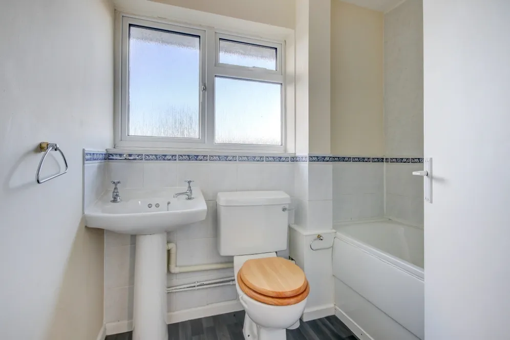 Broadfields Pewsey SN9 photo 6