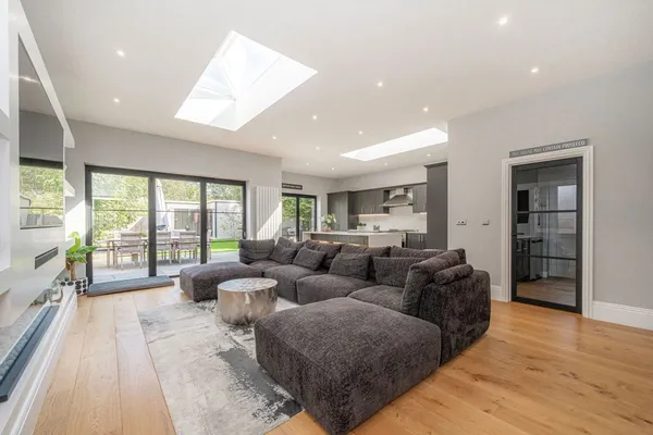 Curzon Road, Weybridge, KT13 photo 2