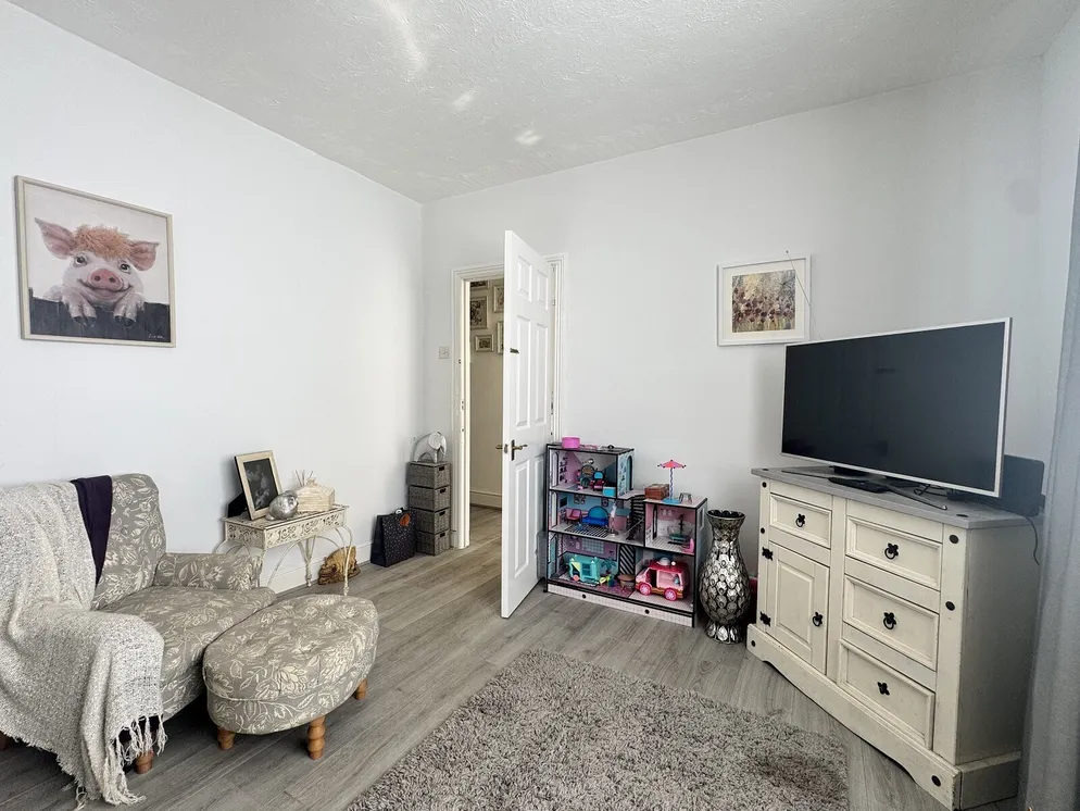 Property carousel item 4