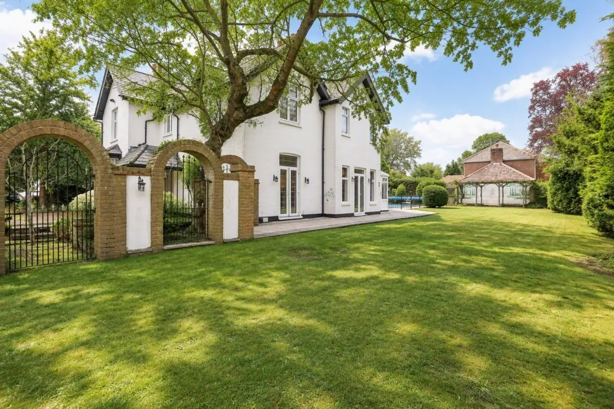 Ashley Road, Walton-on-Thames KT12 photo 1