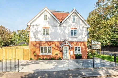 Queens Road, Weybridge, KT13