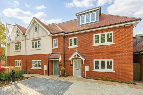 Queens Road, Weybridge, KT13 photo 1
