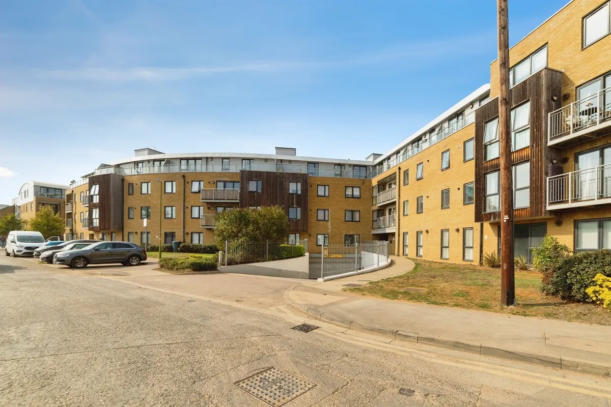 Smeaton Court, HERTFORD