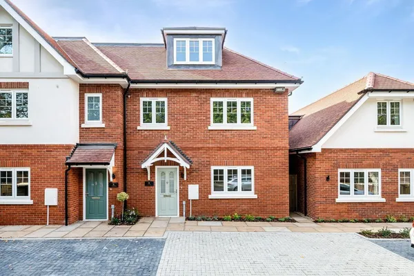 Queens Road, Weybridge, KT13 photo 1