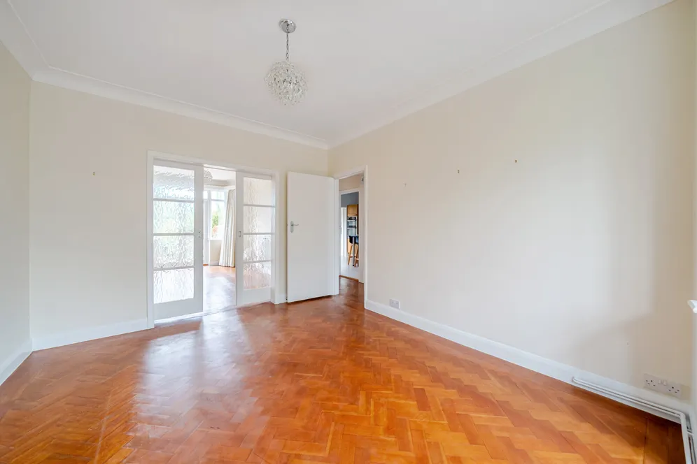 Medina Avenue, Esher, KT10 photo 3