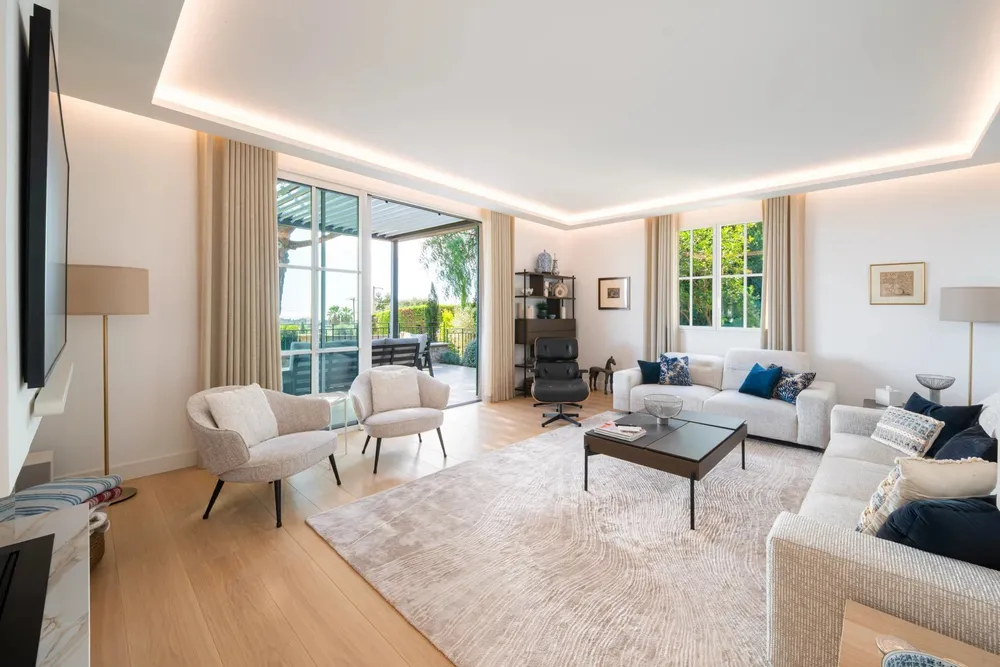 Cannes, 06220, France