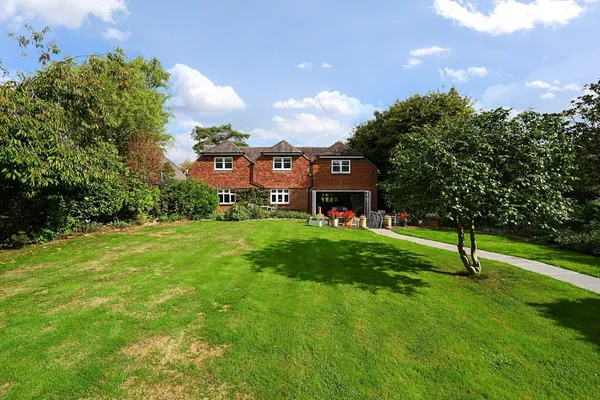 Hilltop Road, West Hoathly, RH19 photo 1