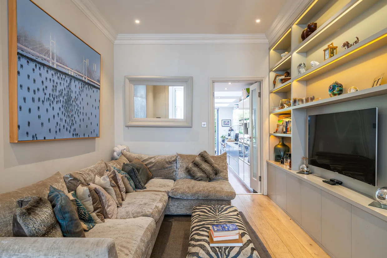 Wroughton Road, London, SW11 photo 12