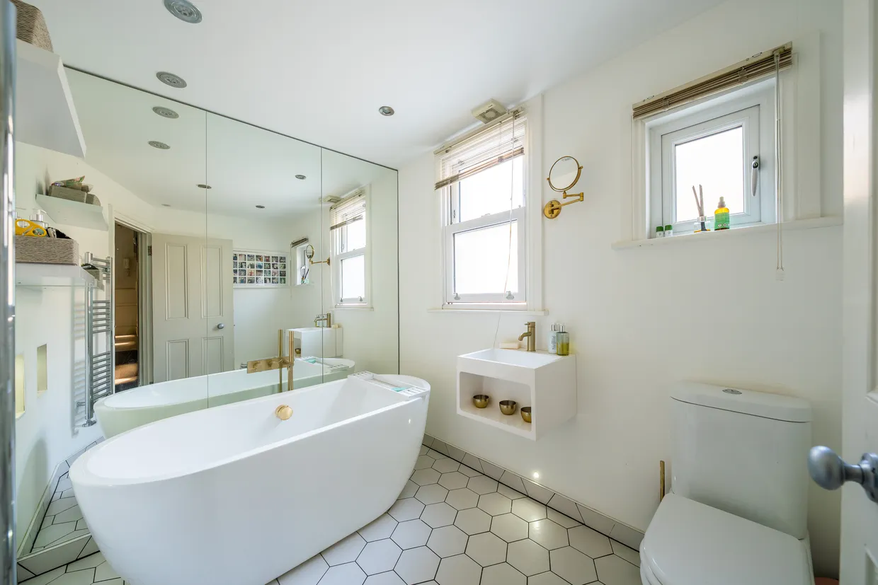 Wroughton Road, London, SW11 photo 19
