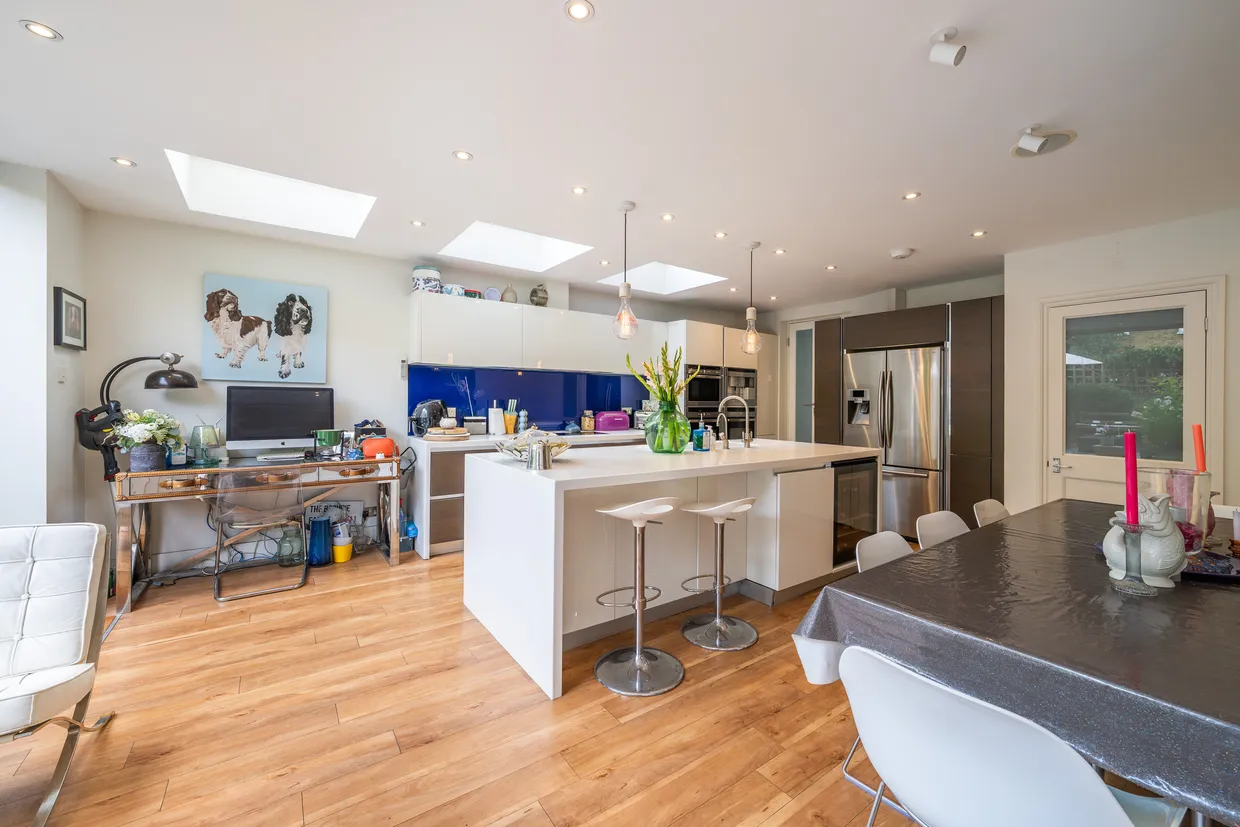 Wroughton Road, London, SW11 photo 20