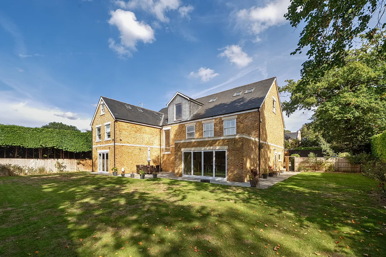 Benfleet Close, Cobham, KT11 photo 2