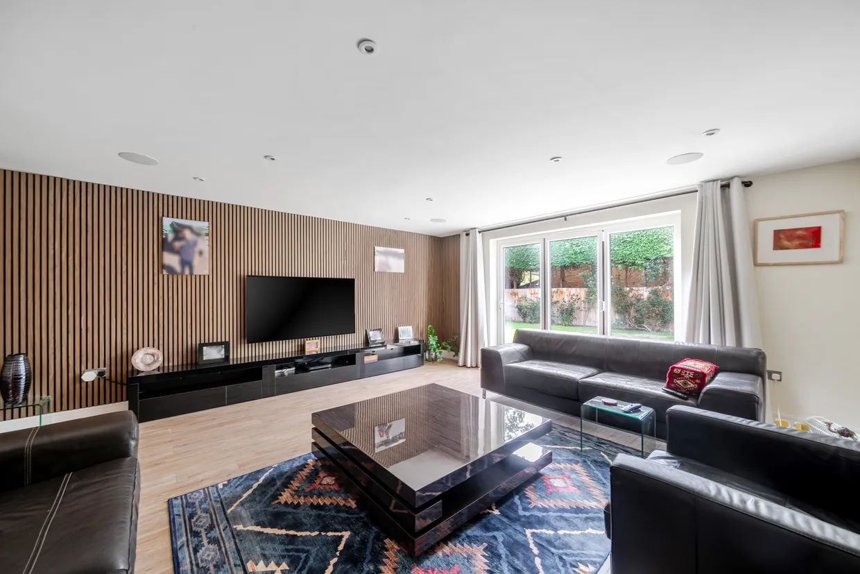 Benfleet Close, Cobham, KT11 photo 4