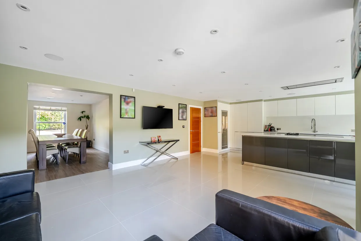 Benfleet Close, Cobham, KT11 photo 5