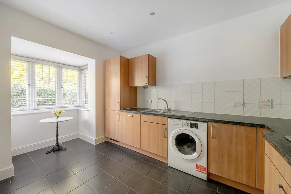 Nower Close East, Dorking, RH4 photo 4
