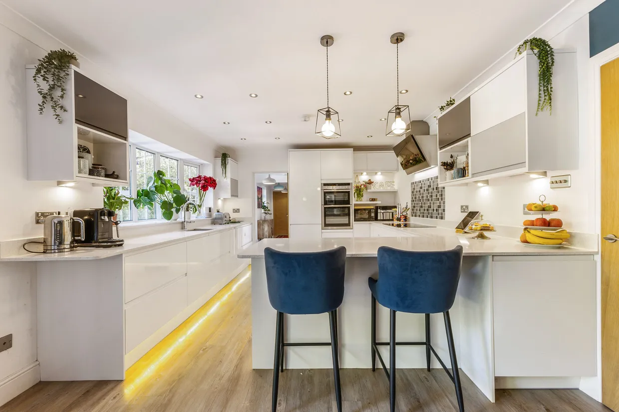Stoatley Rise, Haslemere, GU27 photo 7