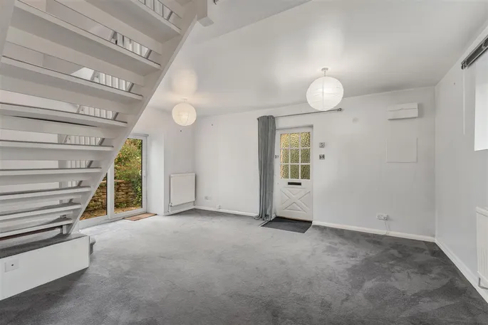 Property carousel image 3