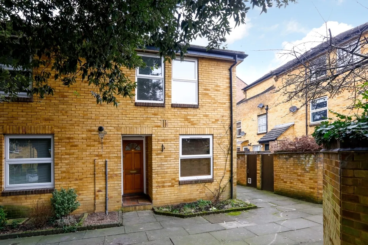 Holm Oak Close London SW15 photo 1