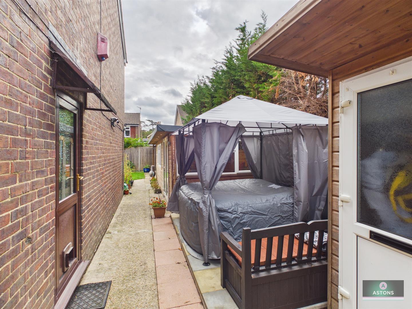 Cotswold Close, West Green Image 19