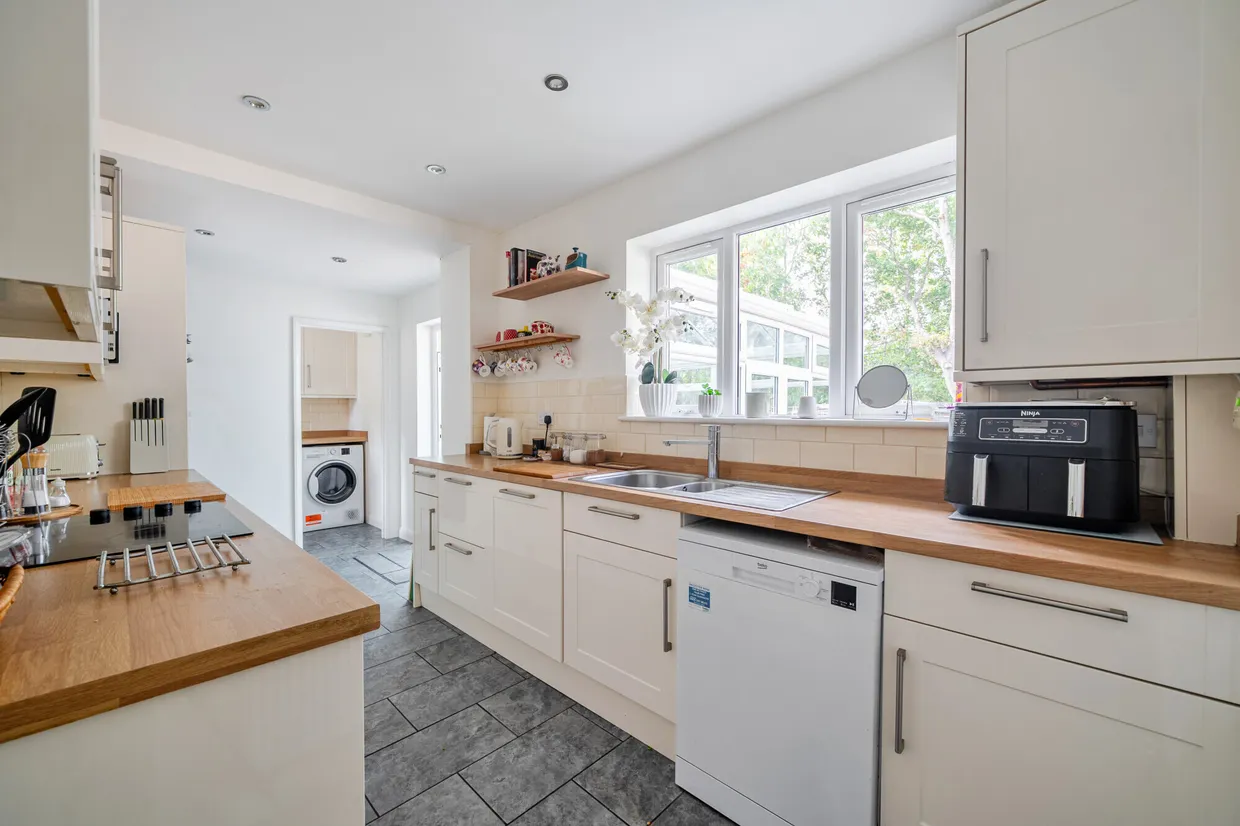 Rosebank, Epsom, KT18 photo 5