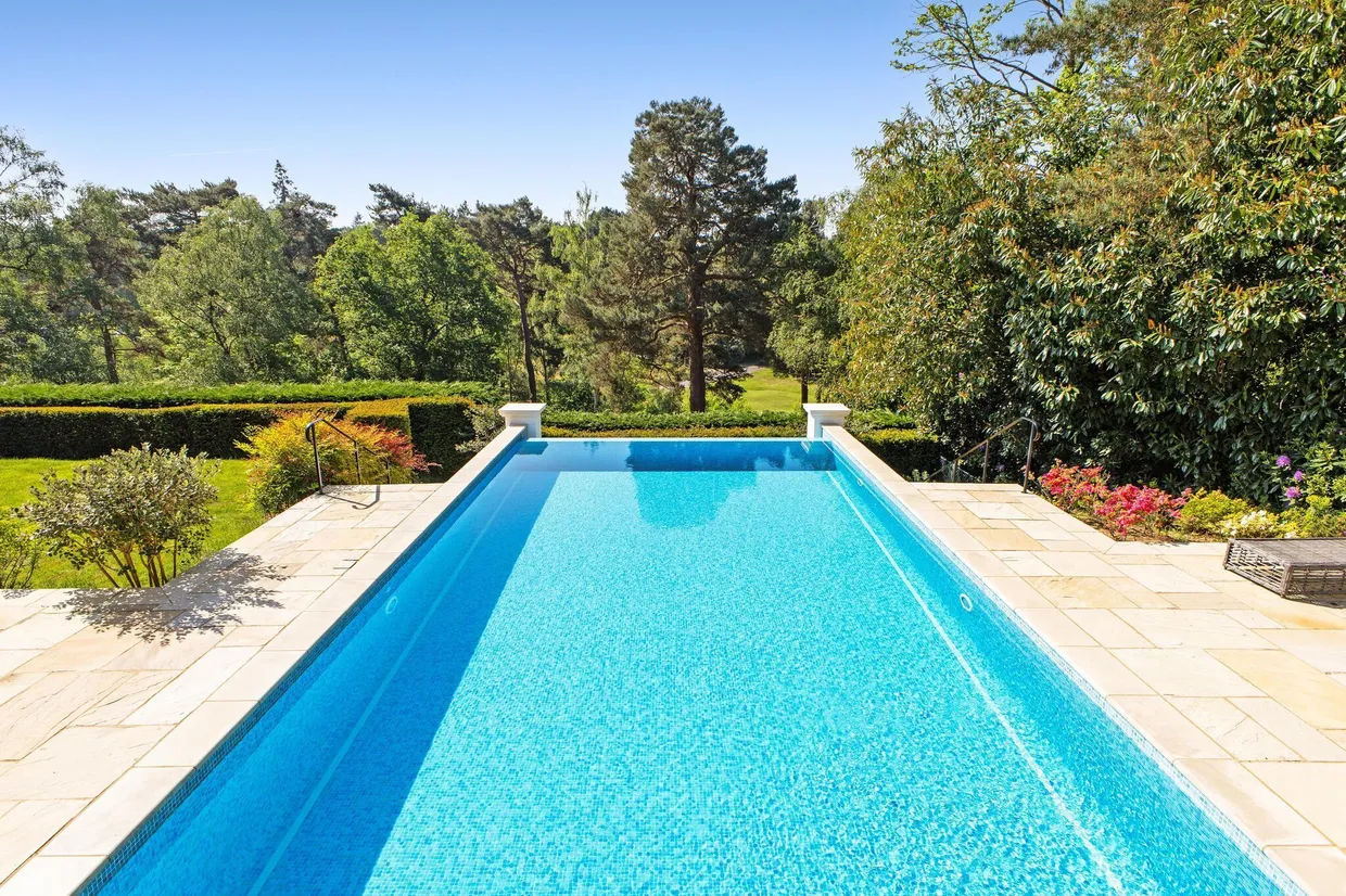 Brooks Close, Weybridge, KT13 photo 2