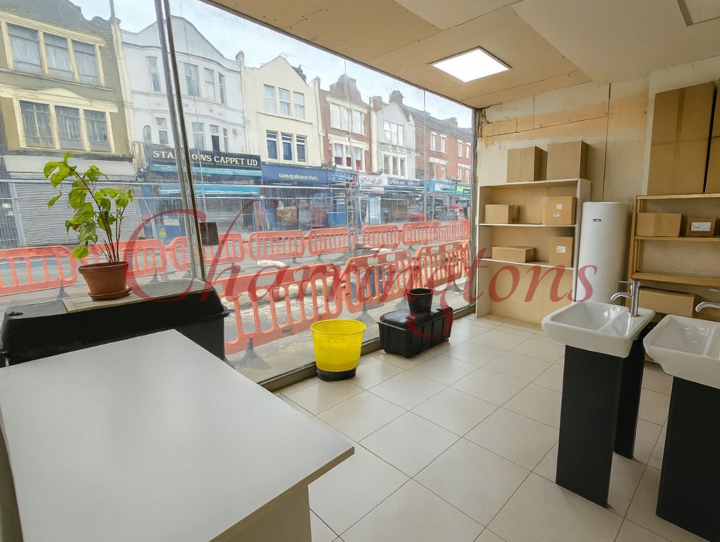 PROMINENT RETAIL SHOP TO LET  730 SQ FT  WEST HENDON NW9 Image 5