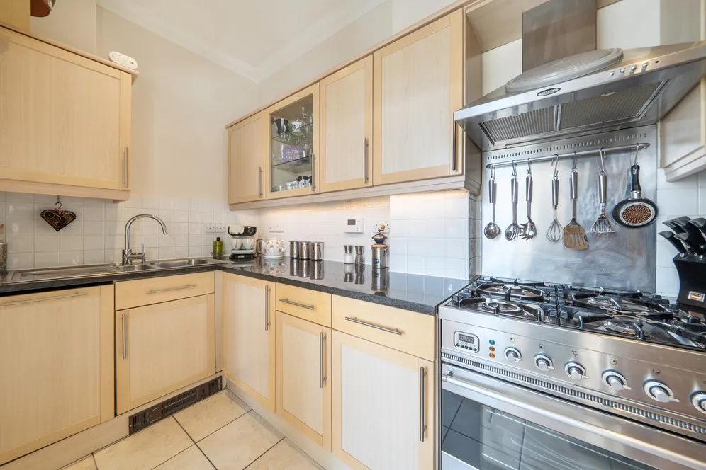 Coopers Hill Road, Redhill, RH1 photo 9