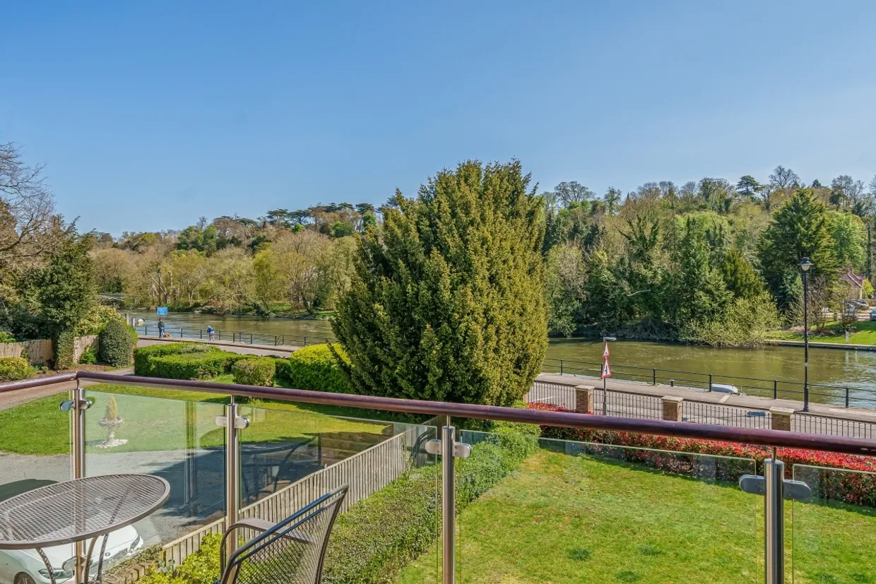 Longworth Drive Maidenhead SL6 photo 3