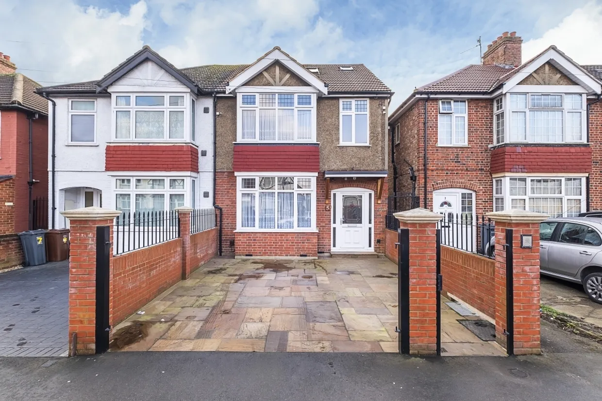 Taunton Avenue, Hounslow, TW3 photo 1