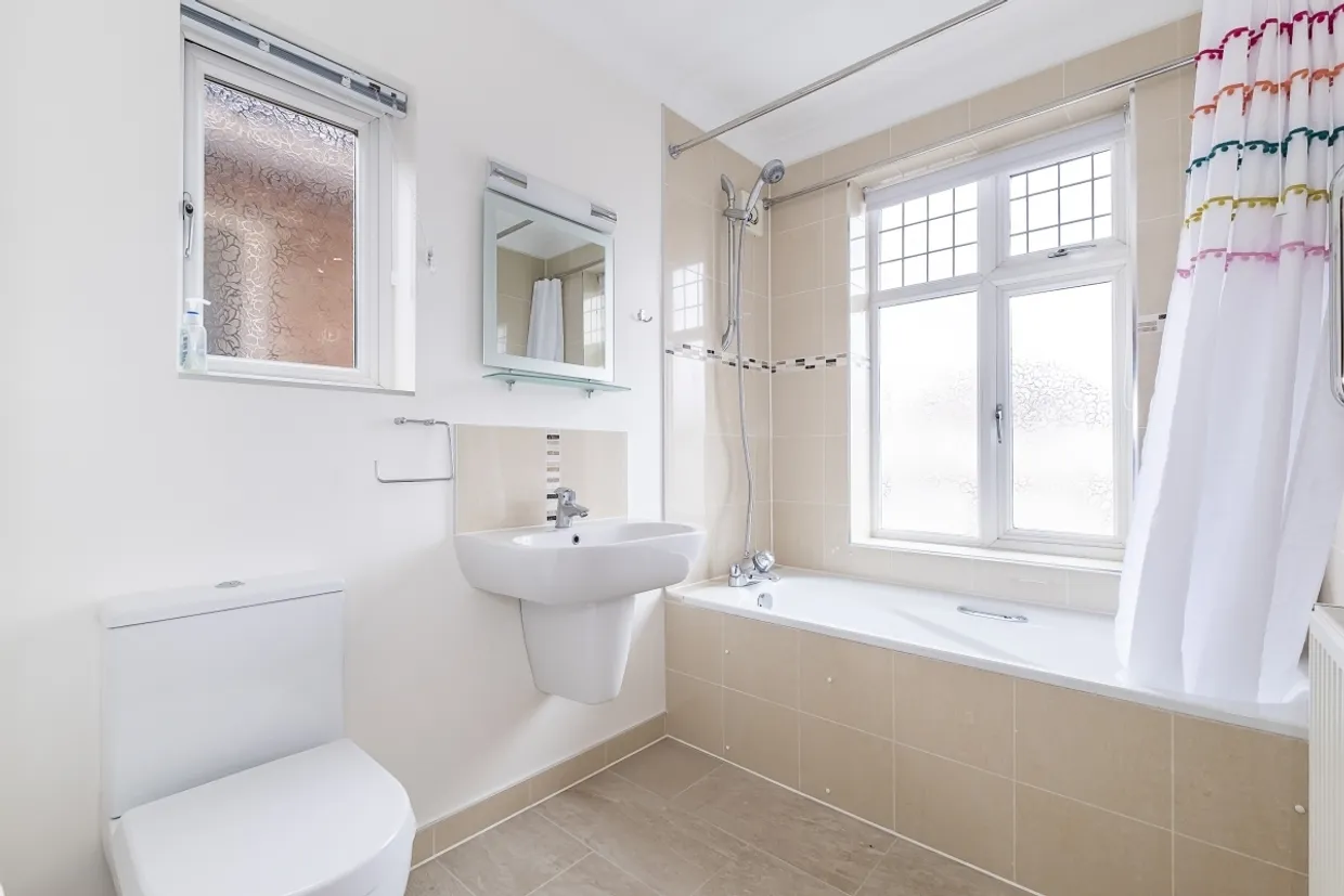 Taunton Avenue, Hounslow, TW3 photo 3