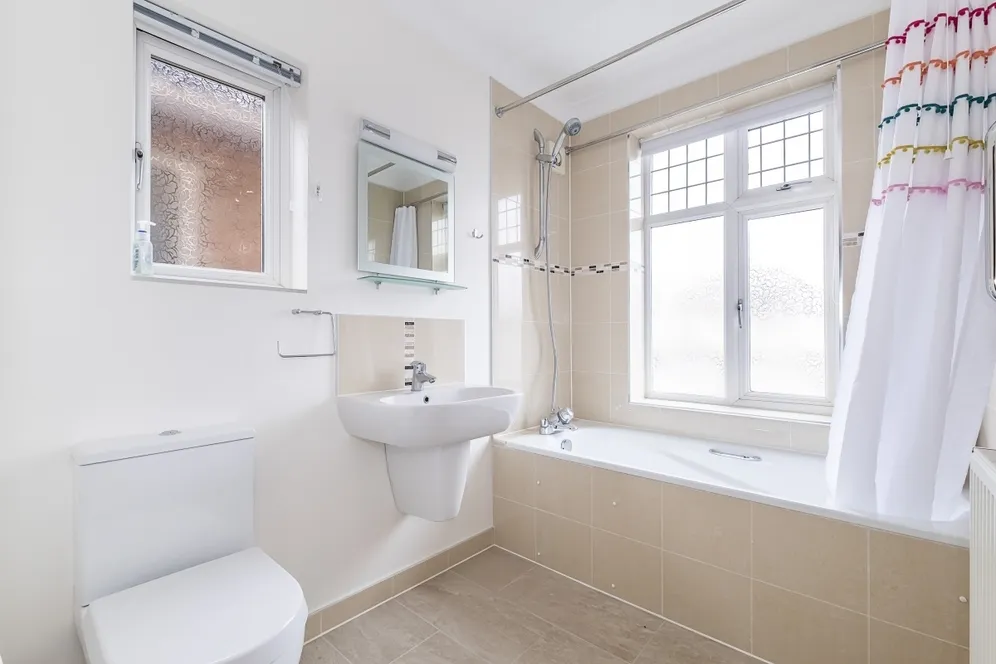 Taunton Avenue, Hounslow, TW3 photo 3