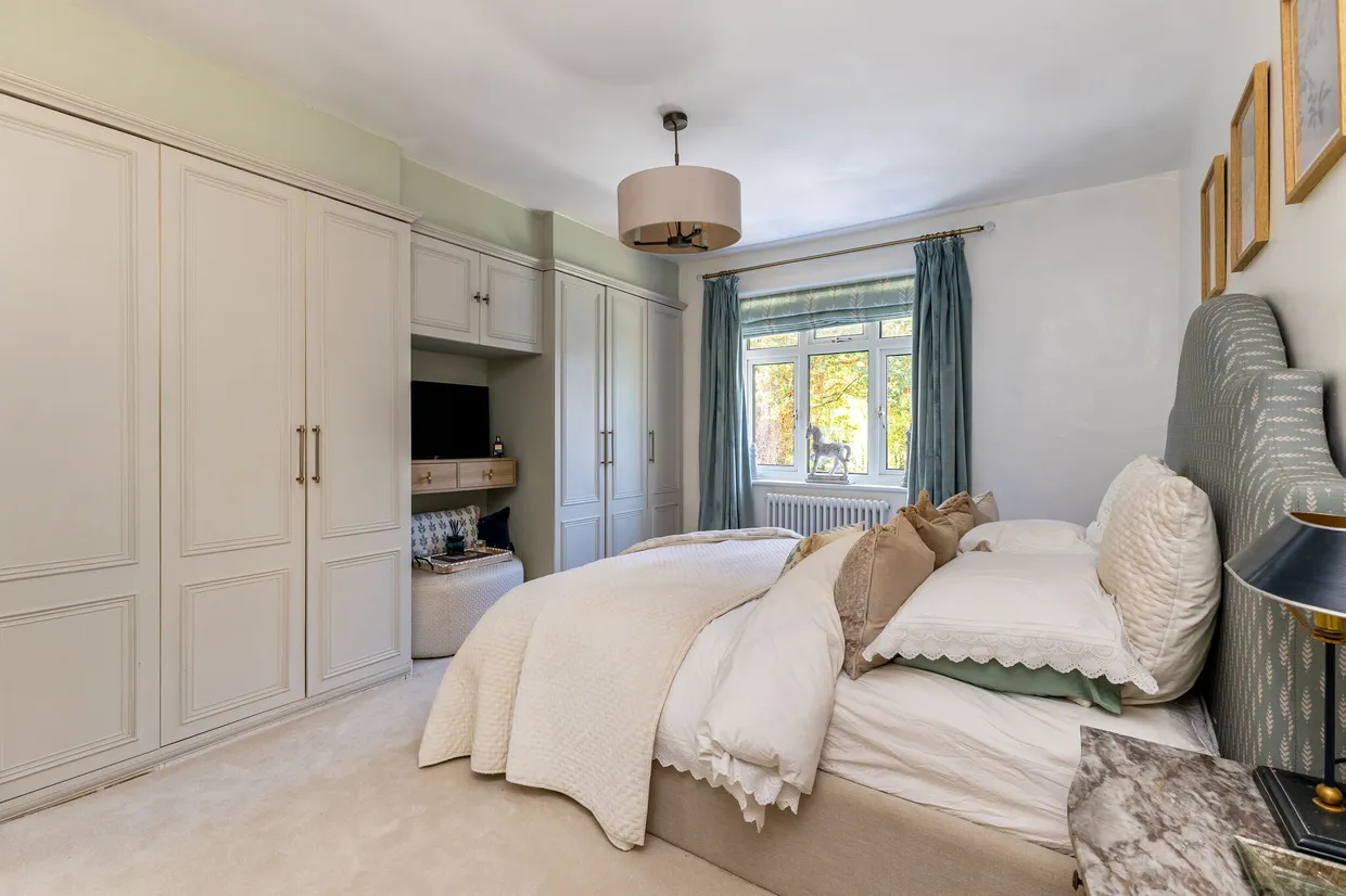 St. Martins Avenue, Epsom, KT18 photo 8