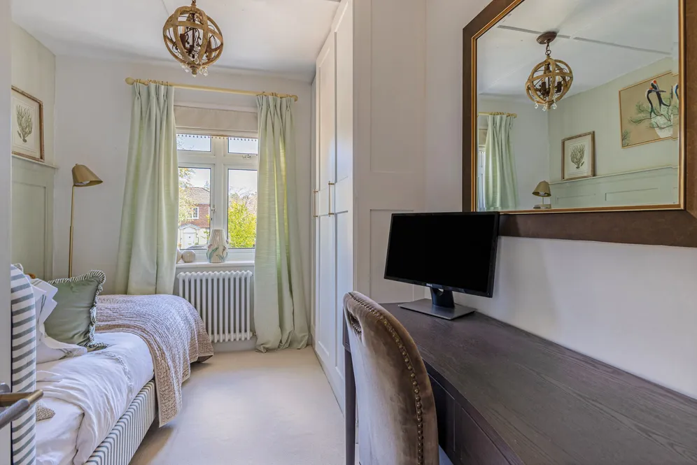St. Martins Avenue, Epsom, KT18 photo 23