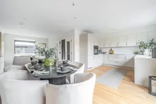 Medland Close Cranleigh GU6 photo 6