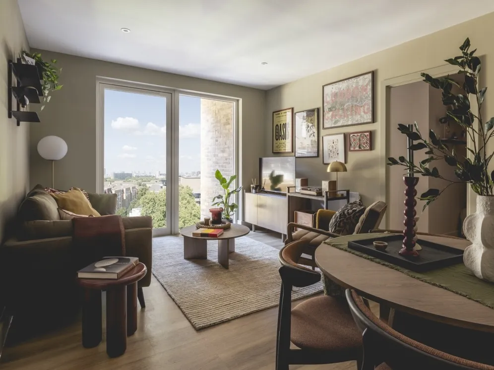 Momento, Staines photo 5
