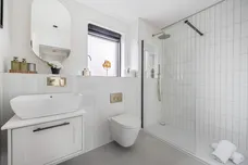 Medland Close Cranleigh GU6 photo 9