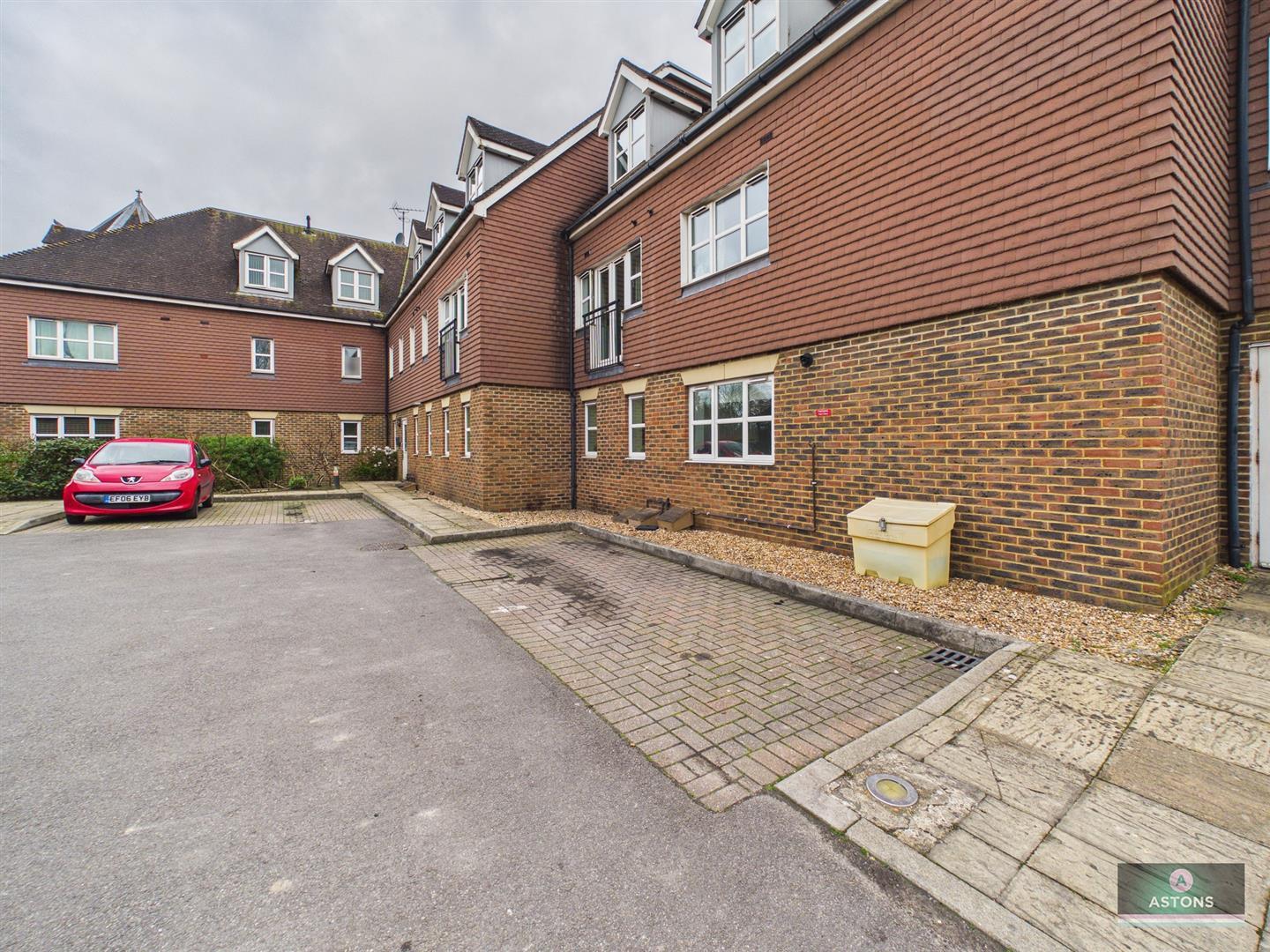 Kitsbridge House, Brookhill Road, Copthorne Image 11