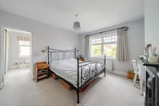 88 Farnborough Road Farnham GU9 photo 8