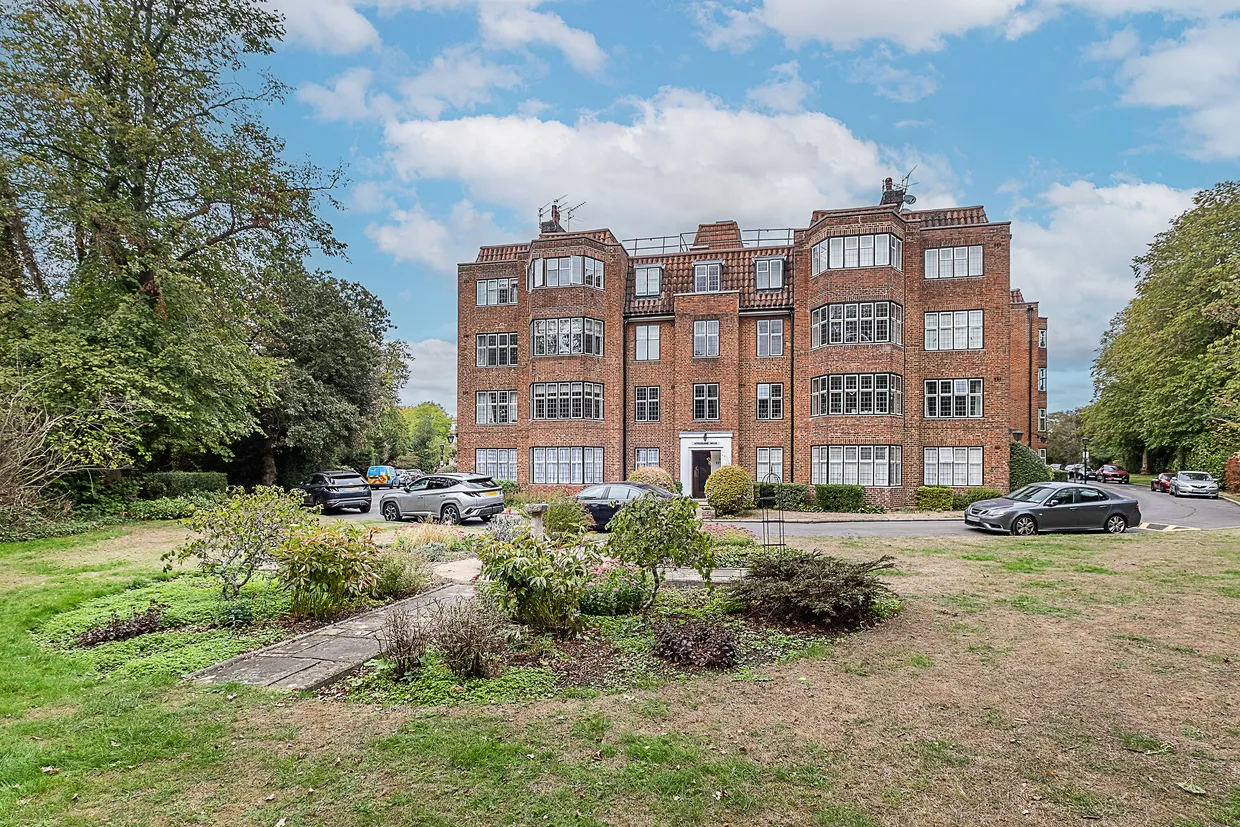 Portsmouth Road, London, SW15 photo 1