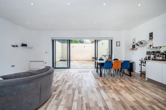 Gunnersbury Avenue, Ealing, W5